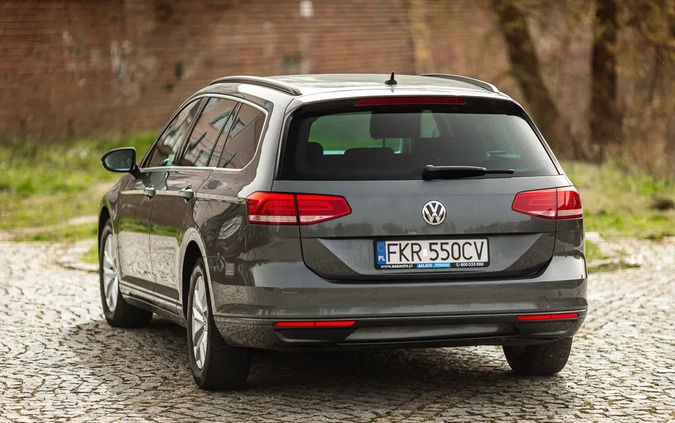Volkswagen Passat cena 53000 przebieg: 239000, rok produkcji 2016 z Sieniawa małe 704
